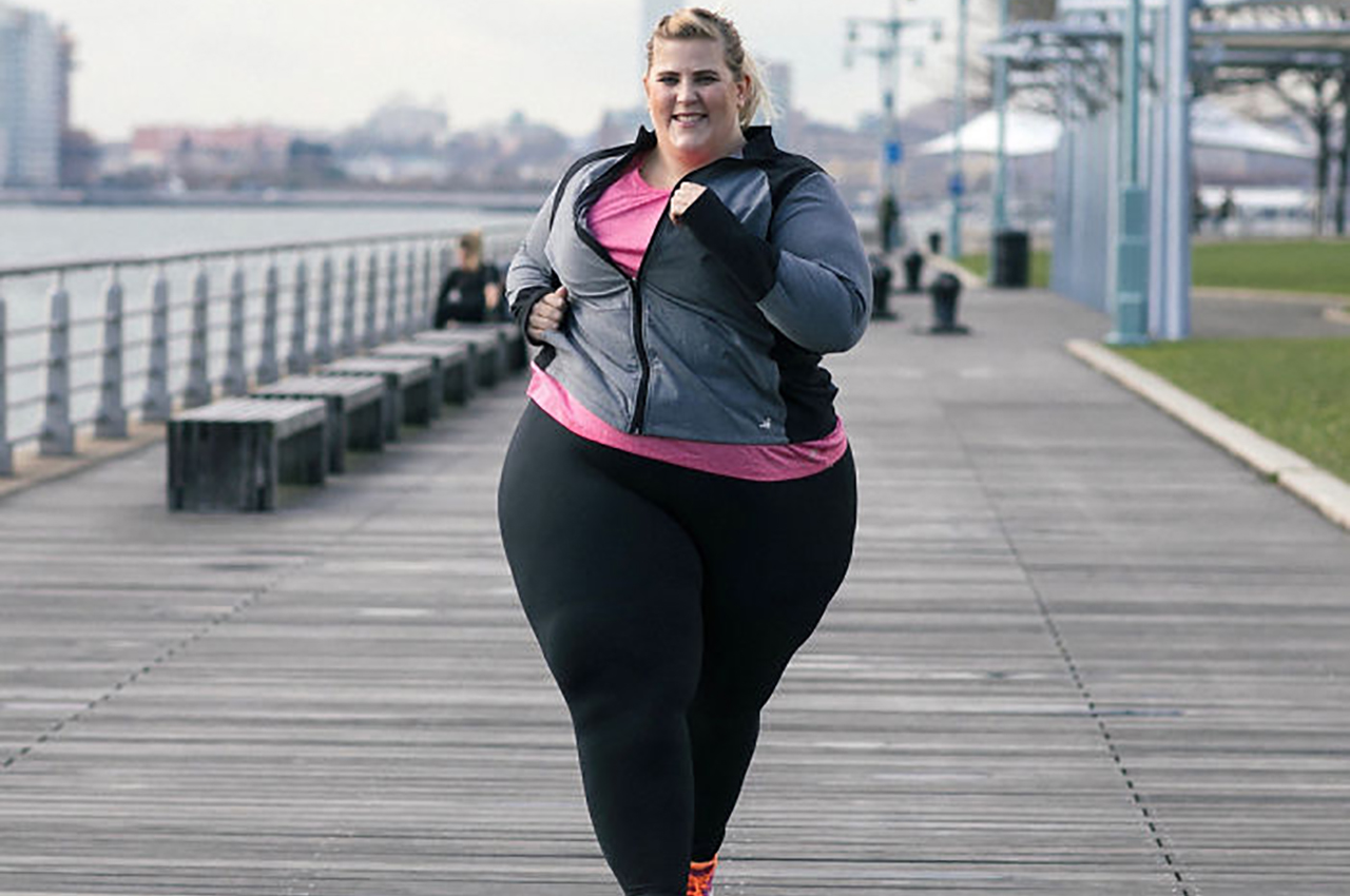 Толстожопая женщина гордится своими формами